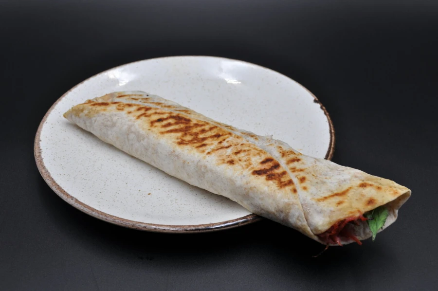 Шаурма фирменная с курицей в тортилье