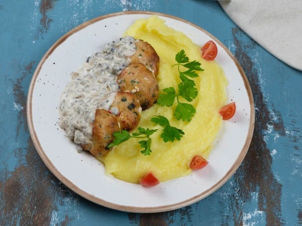 Куриные котлеты с пюре  в грибном соусе