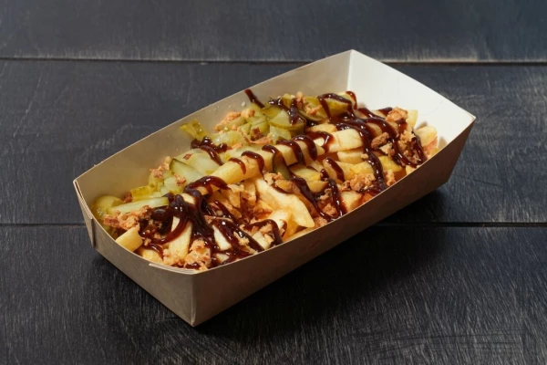 Картофель фри с маринованными огурчиками и соусом BBQ