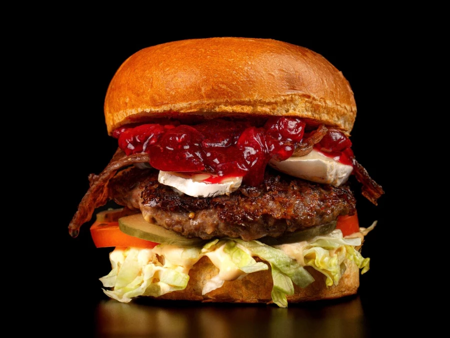 Биф с сыром бри и вишней