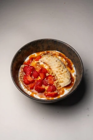 Гранола с йогуртом и клубникой
