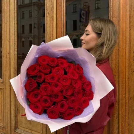 31 Красная роза Ред Аваланж (60 см) в розовой упаковке