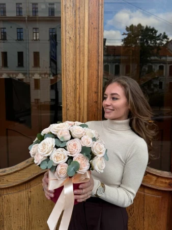 25 кустовых пионовидных роз в шляпной коробке