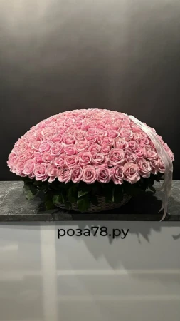 301 розовая роза в плетеной корзине