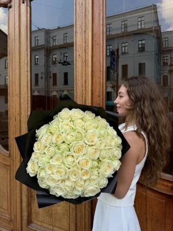 51 белая роза 60 см в упаковке