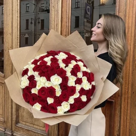 101 Микс Красная и Белая Роза (60 см) в крафте
