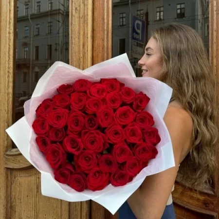 35 Красных роз Ред Аваланж (60 см) в упаковке