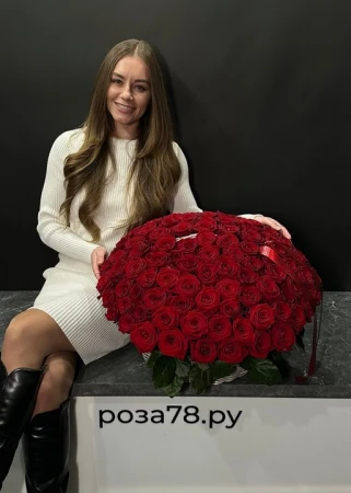 101 красная роза в плетеной корзине