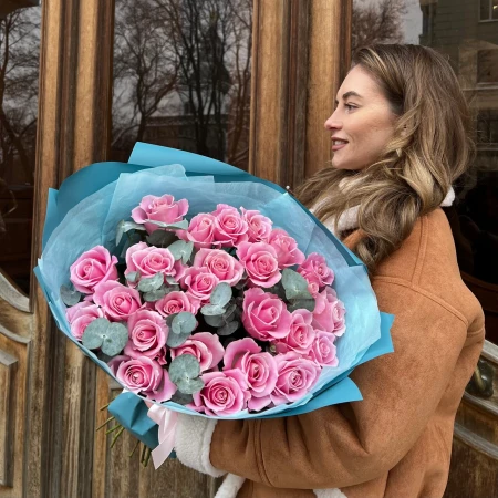 25 розовых роз 60 см с эвкалиптом в упаковке