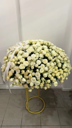 151 ветка кустовых пионовидных роз в корзине