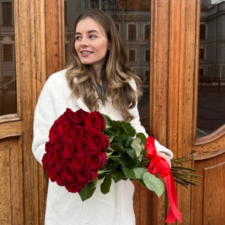 25 красных роз 70 см под ленту