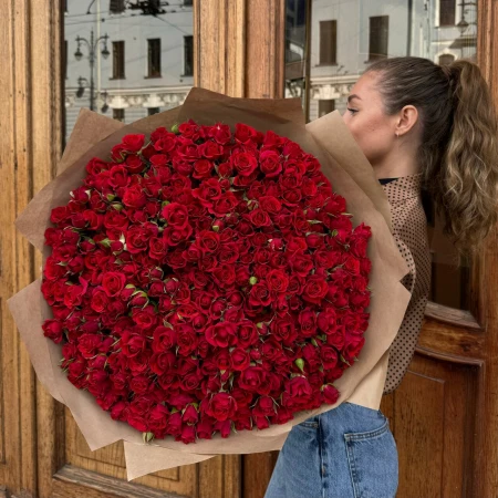 101 красная кустовая роза в крафте