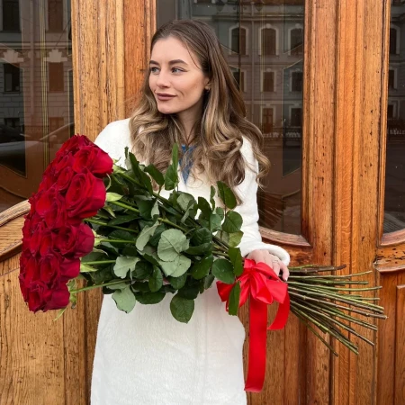 35 Высоких Красных роз (70 см) Рэд Аваланж