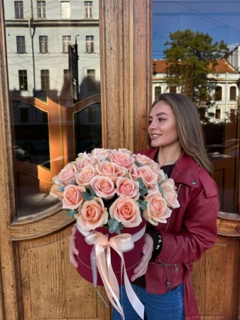 35 персиковых роз с эвкалиптом в шляпной коробке