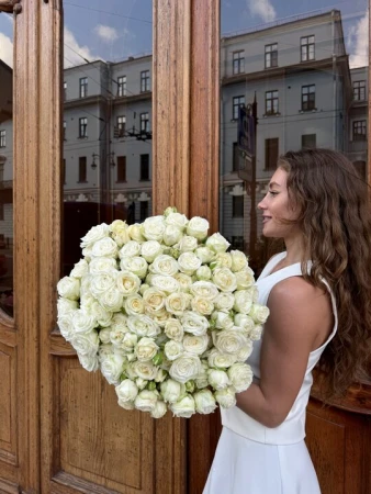 35 кустовых пионовидных белых роз под ленту