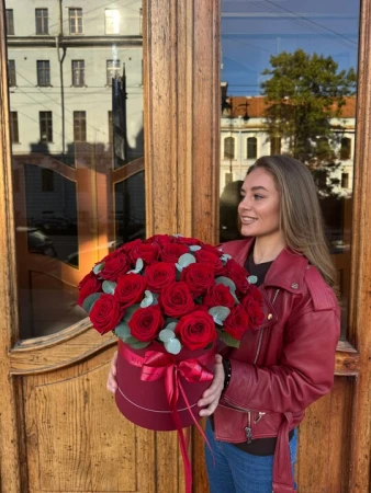 35 красных роз с эвкалиптом в шляпной коробке