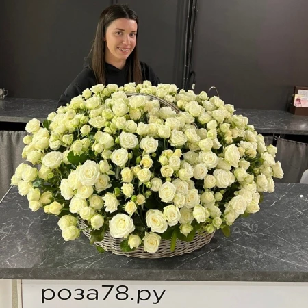 101 ветка белых кустовых пионовидных роз с эвкалиптом в плетеной корзине