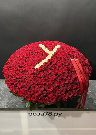 301 роза с буквой в корзине