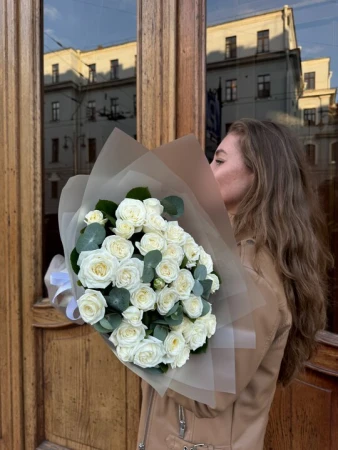 Букет S белых пионовидных роз 40 см