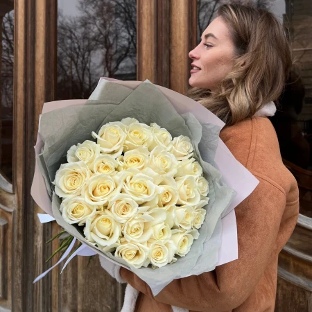 25 белых роз 60 см в упаковке