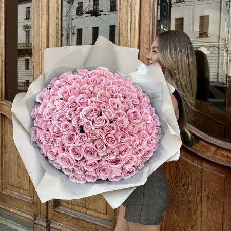 101 розовая роза 60 см в упаковке