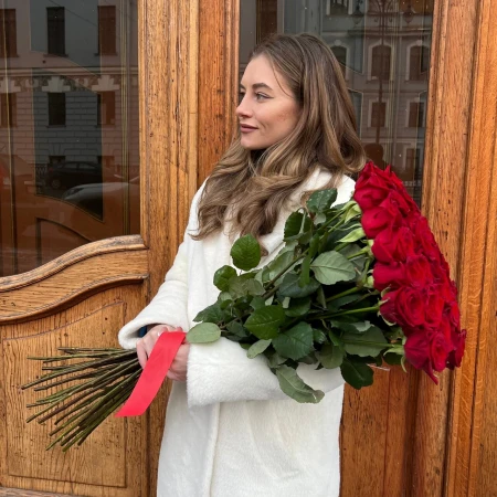 35 красных роз 70 см под ленту