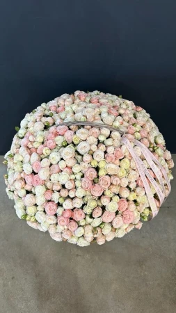 351 ветка кустовых пионовидных роз микс в корзине