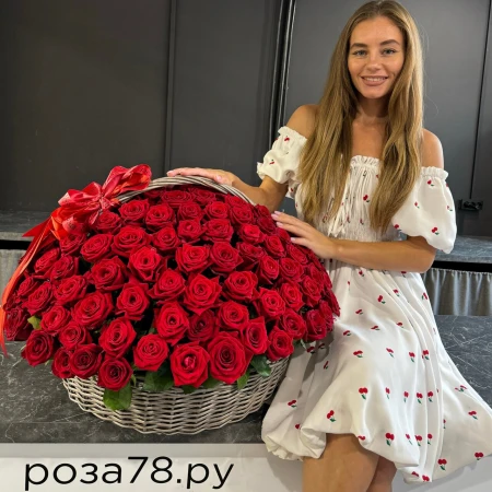 151 красная роза в плетеной корзине