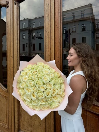 51 белая роза 60 см в упаковке