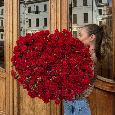 101 красная кустовая роза под ленту
