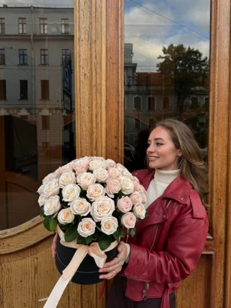 51 пионовидная кустовая роза в шляпной коробке