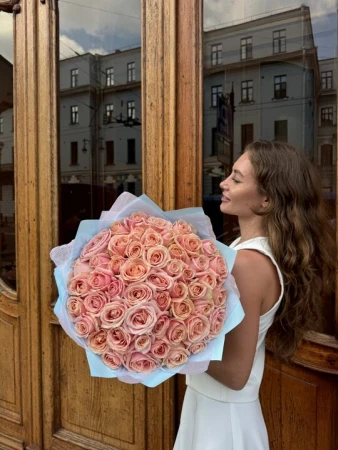 51 персиковая роза 60 см в упаковке