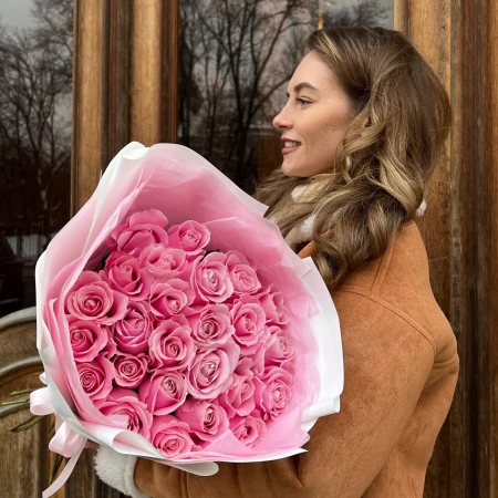 25 розовых роз 60 см в упаковке