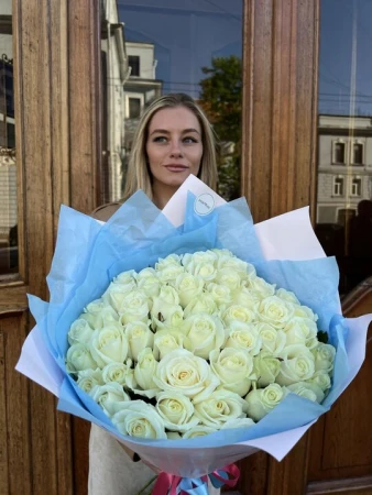 51 белая роза 60 см в упаковке