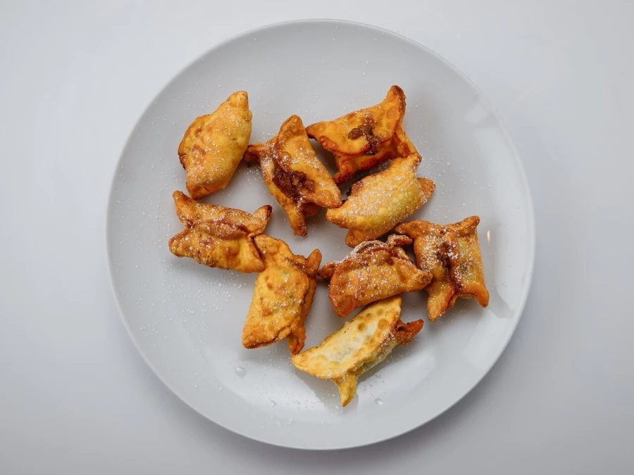 Вареники с яблоком и корицей