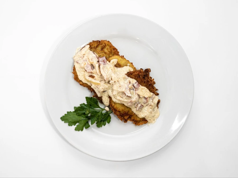 Драники с грудинкой в сливочном соусе