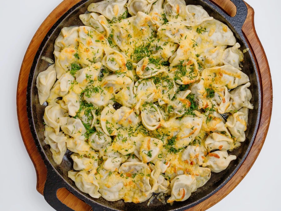 Ассорти из пельменей под сырной корочкой