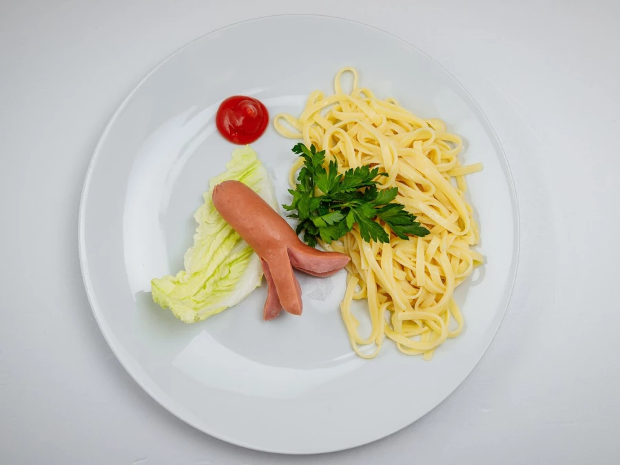 Сосиска-осьминожка с макаронами