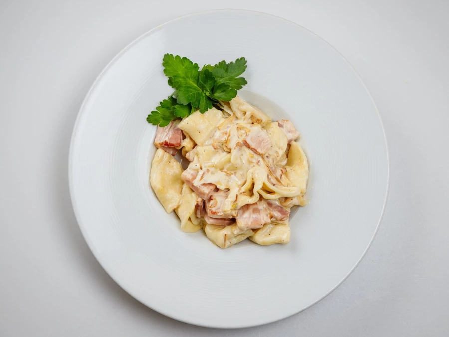 Галушка с грудинкой в сливочном соусе