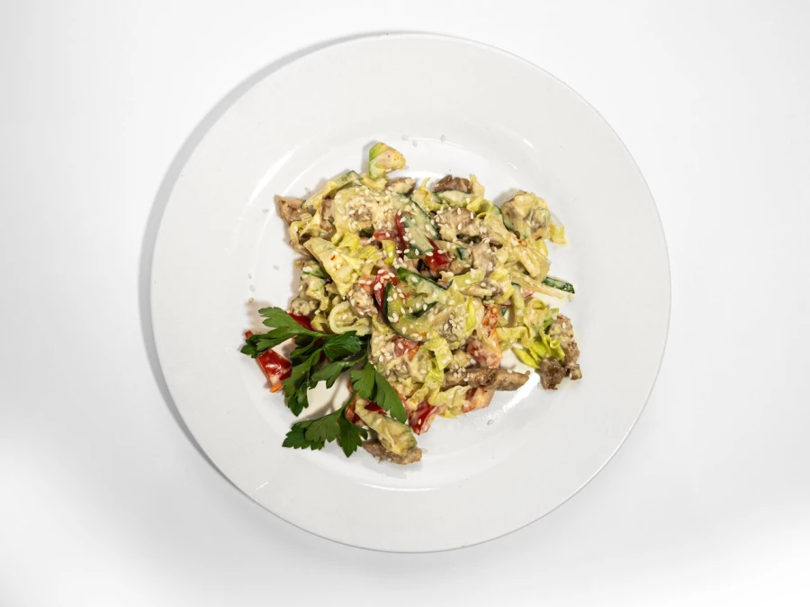 Салат с жареной свининой и овощами