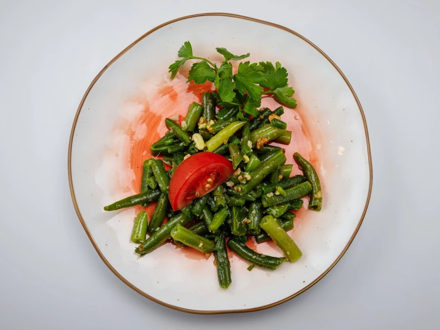 Стручковая фасоль с грецким орехом