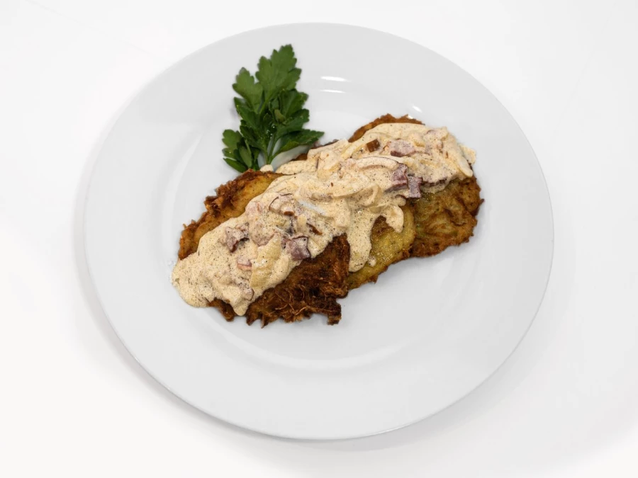 Драники с грибами в сливочном соусе