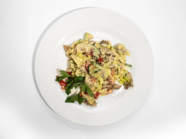 Салат с жареной свининой и овощами