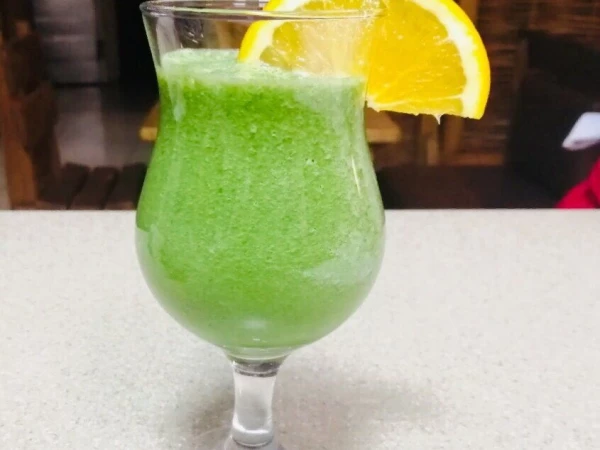 Коктейль из шпината с соком манго