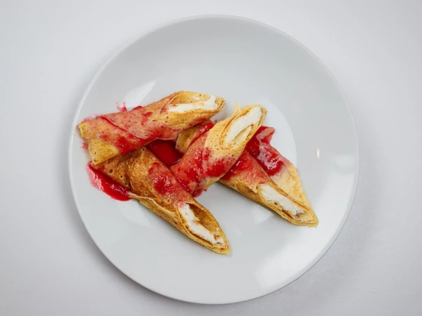 Блины с творогом под вишневым соусом