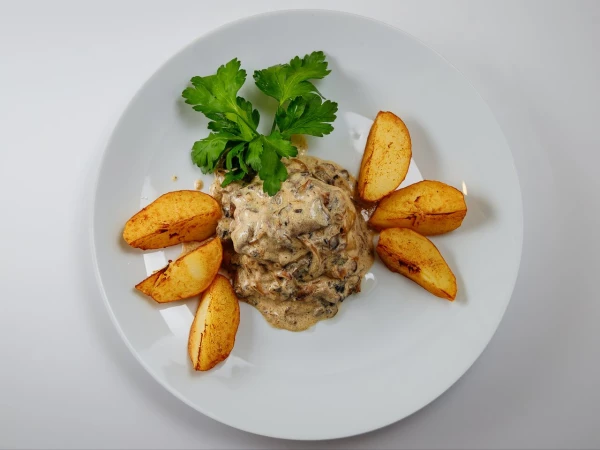 Медальон из свинины в беконе со сливочным соусом