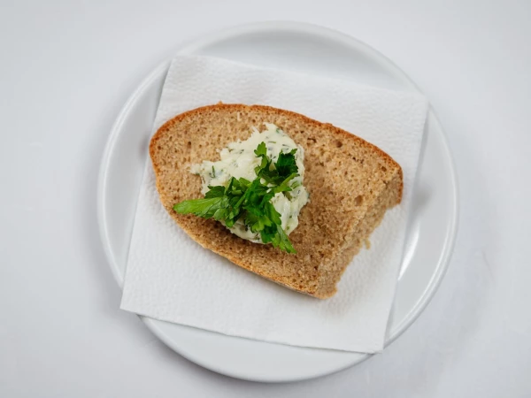 Бутерброд с паштетом из сала