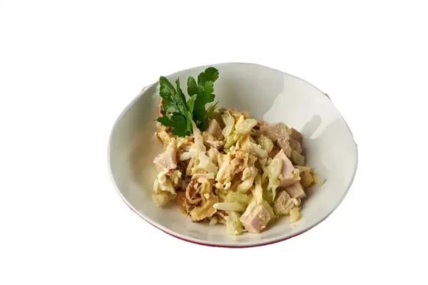 Салат с копчёным цыплёнком и блинами