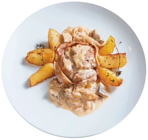 Медальон из свинины в беконе со сливочным соусом