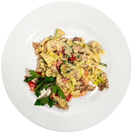 Салат с жареной свининой и овощами